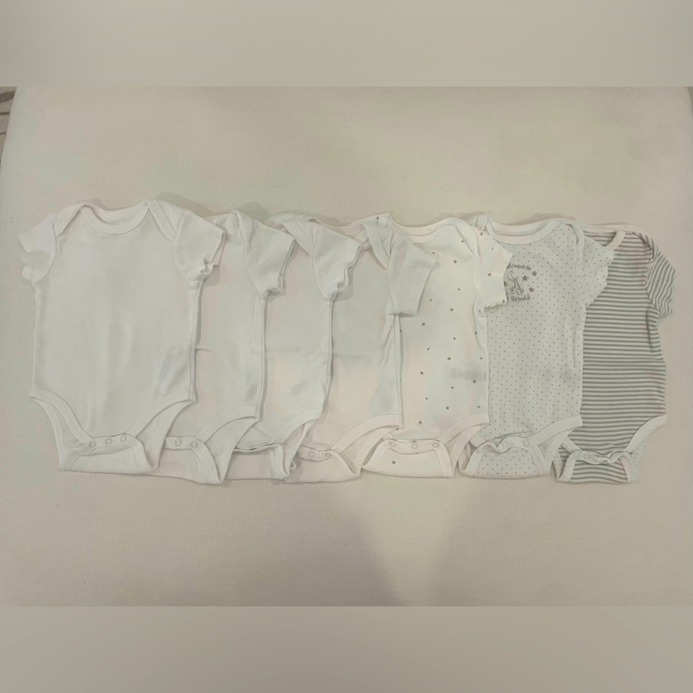 👶🏻 7 pack BUNDLED deal of short sleeve bodysuits by Little Me in size 3 months
